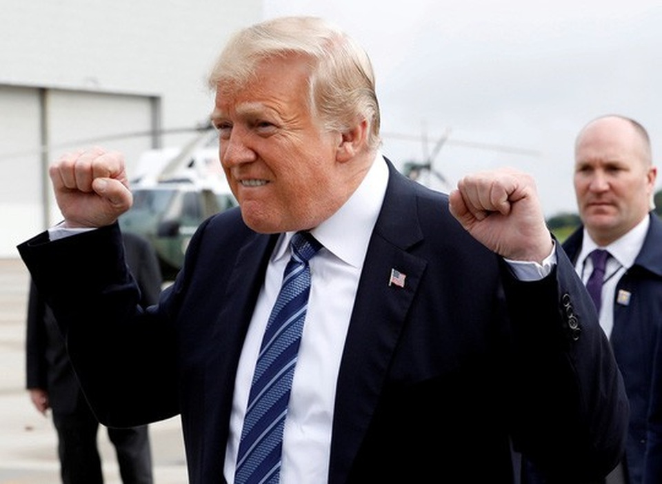 Quan chức Mỹ rò rỉ về sắc lệnh "cứng" của ông Trump trước thềm bầu cử giữa kỳ - 1
Biểu cảm của Tổng thống Donald Trump tại sân bay quận John Murtha Johnstown-Cambria ở Johnstown, khi ông tới bang Pennsylvania để tham dự lễ kỷ niệm ngày 11-9 lần thứ 17 tại Đài tưởng niệm quốc gia Chuyến bay 93 ở quận Somerset, bang Pennsylvania hôm 11-9-2018. Ảnh: Reuters