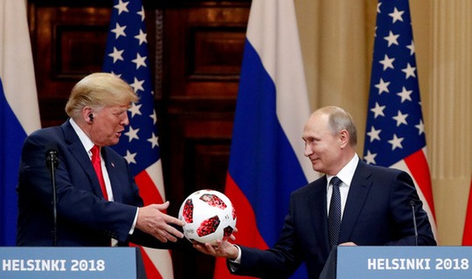 Quan chức Mỹ rò rỉ về sắc lệnh "cứng" của ông Trump trước thềm bầu cử giữa kỳ - 2
Tổng thống Nga Vladimir Putin vàTổng thống Mỹ Donald Trump tại cuộc họp báo chung sau cuộc gặp thượng đỉnh ở Helsinki hồi tháng 7. Ảnh: Reuters