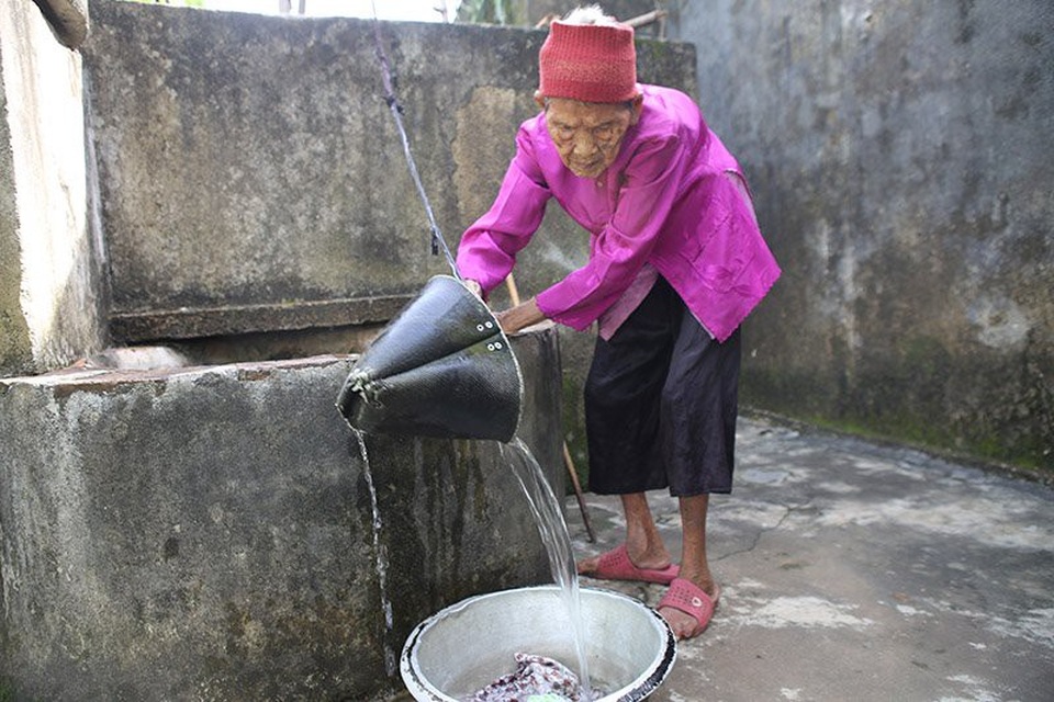 Cuộc sống ba chị em gái thọ trên 100 tuổi ở Nghệ An - 4 Cụ Thoại múc nước làm việc nhà.