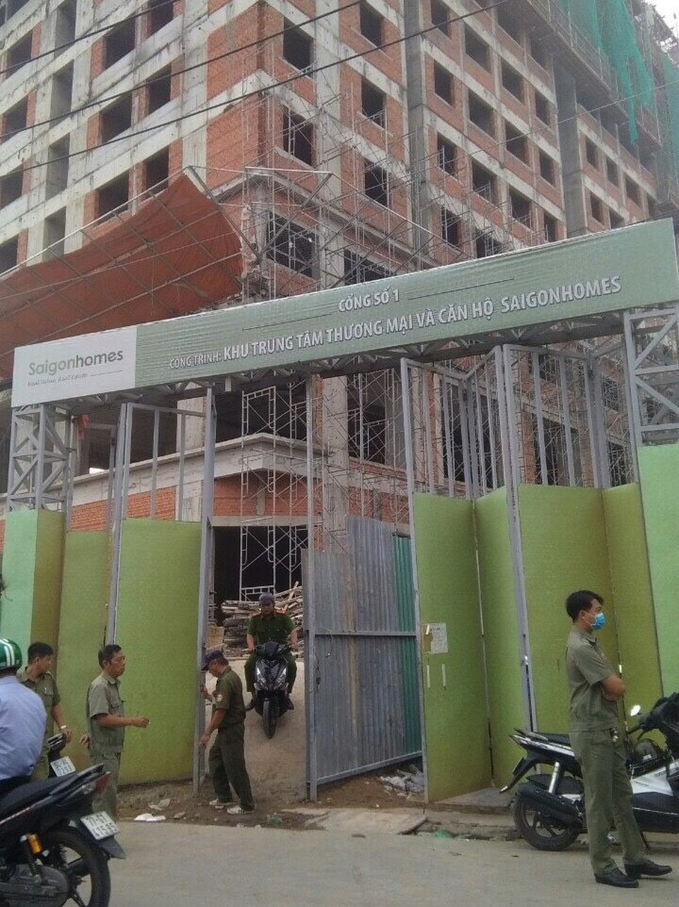 Rơi từ tầng 10 công trình xây dựng, 2 người tử vong - 1 Lực lượng chức năng quận Bình Tân có mặt tại hiện trường