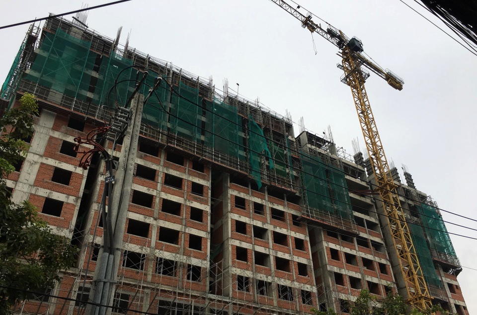 Rơi từ tầng 10 công trình xây dựng, 2 người tử vong - 2
Công trình trung tâm thương mại và căn hộ Saigon Homes - nơi xảy ra sự cố