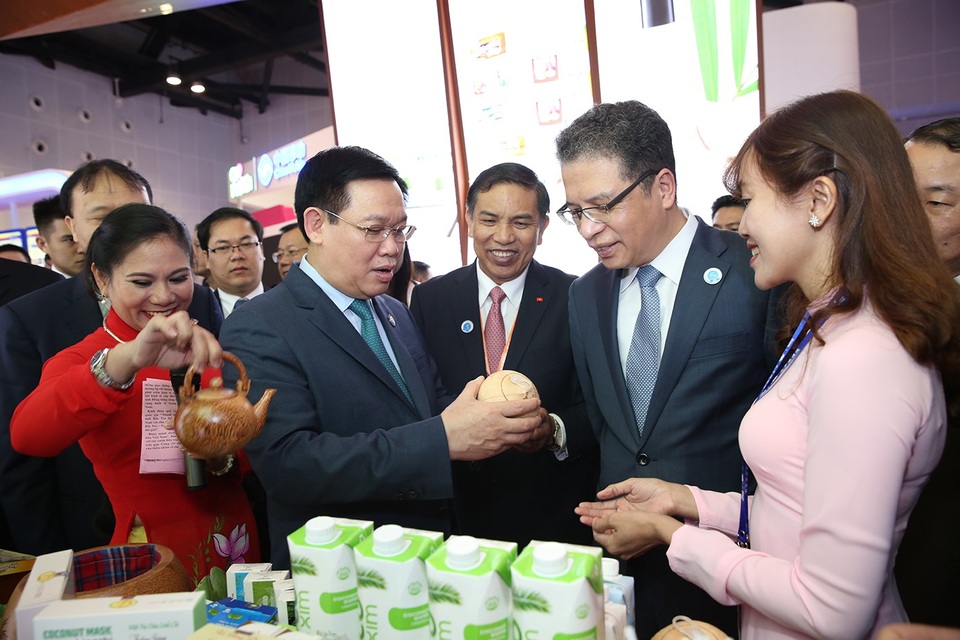 Phó Thủ tướng: Trung Quốc là đối tác thương mại, du lịch hàng đầu của Việt Nam - 5 Phó Thủ tướng thăm gian hàng nông sản của tỉnh Bến Tre đang được trưng bày tại Hội chợ