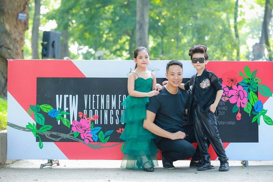 Tổng Đạo diễn Quang Tú cùng các mẫu nhí của chương trình. (Ảnh: Thân Quyết).