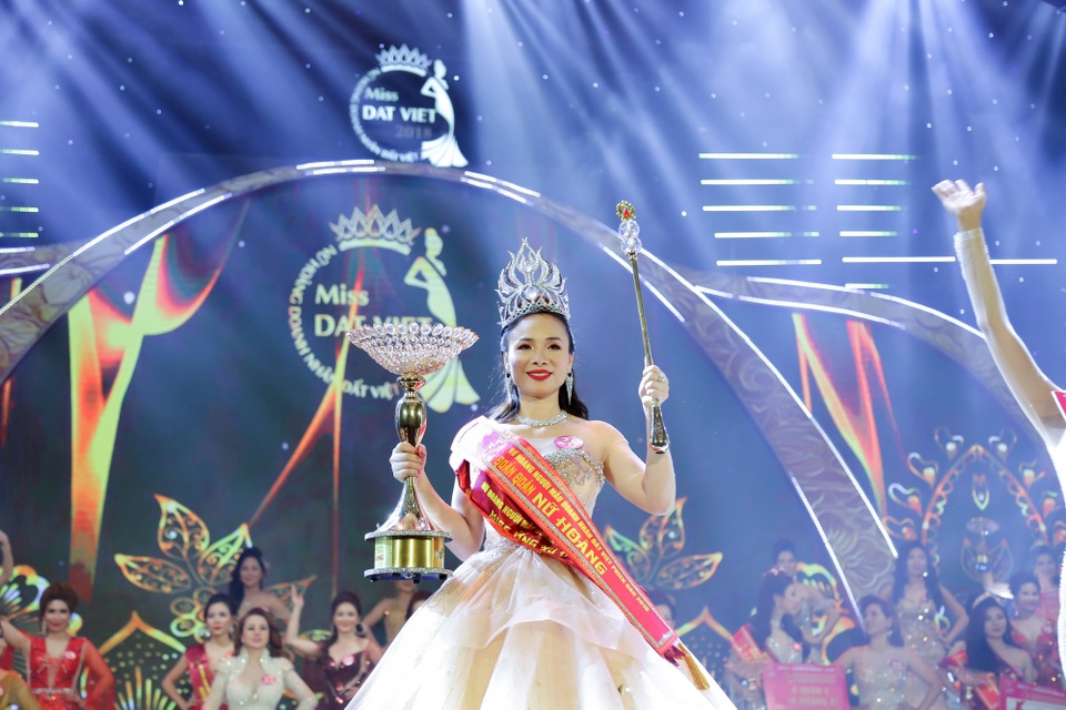 Tuấn Hưng thú nhận từ khi có vợ con, đã không còn đào hoa như trước - 8 Hoàng Huệ đăng quang Người mẫu nữ hoàng doanh nhân đất Việt 2018.