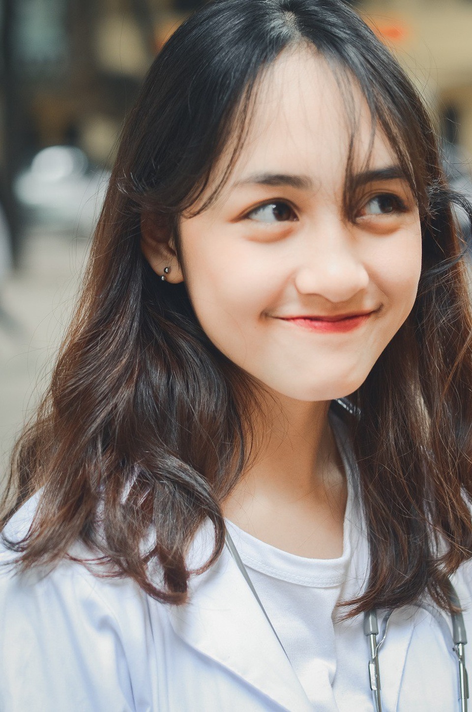Nữ sinh có ảnh thẻ lạ "tóc tai bù xù" nhưng thực tế lại rất xinh - 4 Nữ sinh có ảnh thẻ lạ "tóc tai bù xù" nhưng thực tế lại rất xinh - 4