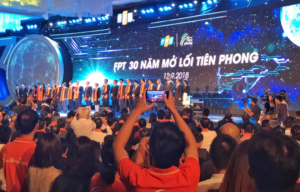 FPT: "Chúng tôi đã từng đi khi chưa có đường... nhưng rồi sẽ đến" - 1 FPT tổ chức sự kiện Techday 2018, kỷ niệm 30 năm mở lối tiên phong cho công cuộc đổi mới, hiện đại hóa đất nước.