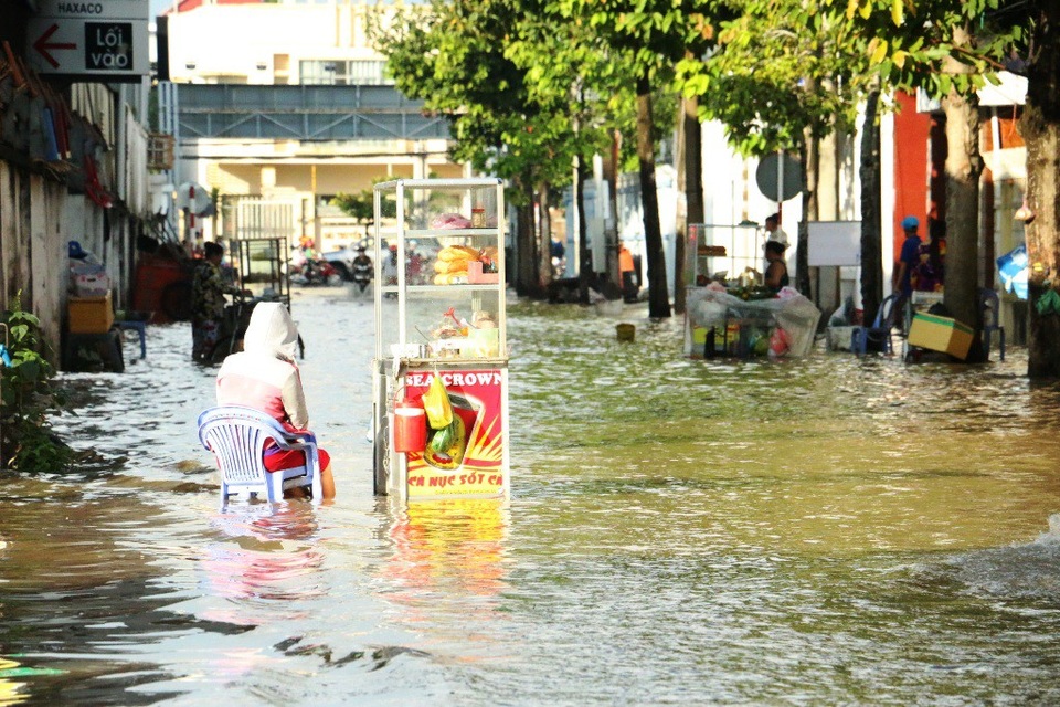 Nước ngập sâu làm các hộ buôn bán thức ăn sáng bị ế khách