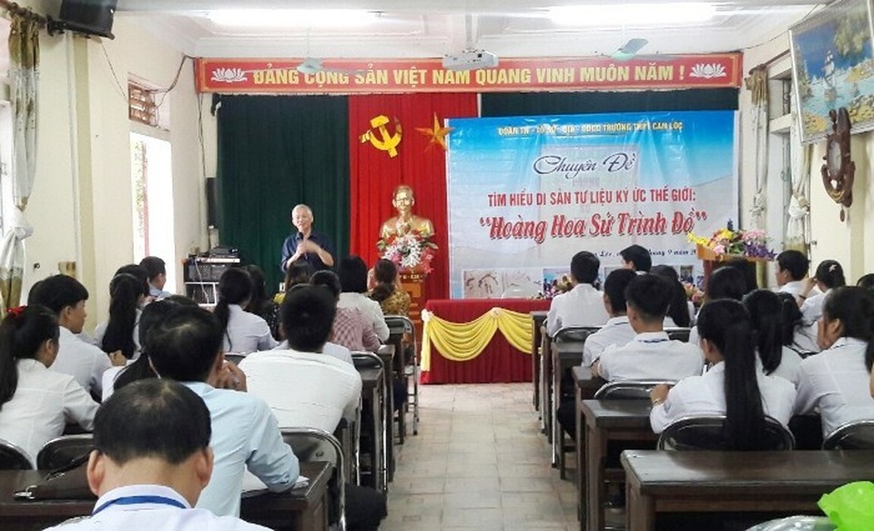 Buổi tìm hiểu về di sản tư liệu ký ức thế giới “Hoàng hoa sứ trình đồ” thu hút đông đảo các em tham gia