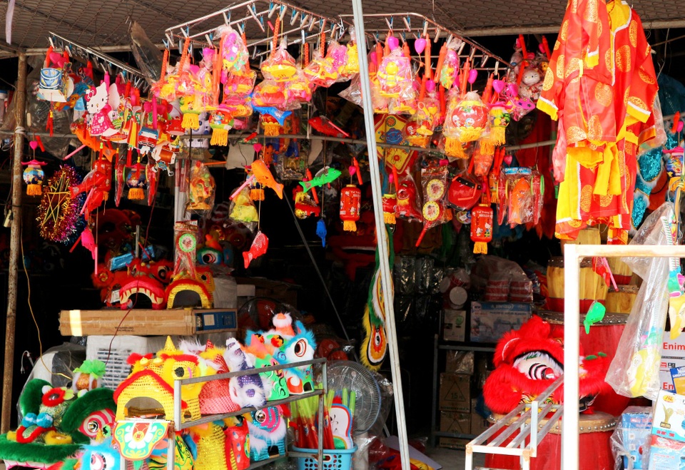 Rộn ràng thị trường đồ chơi Trung thu ở Hội An - 1 Nhộn nhịp thị trường Tết Trung thu