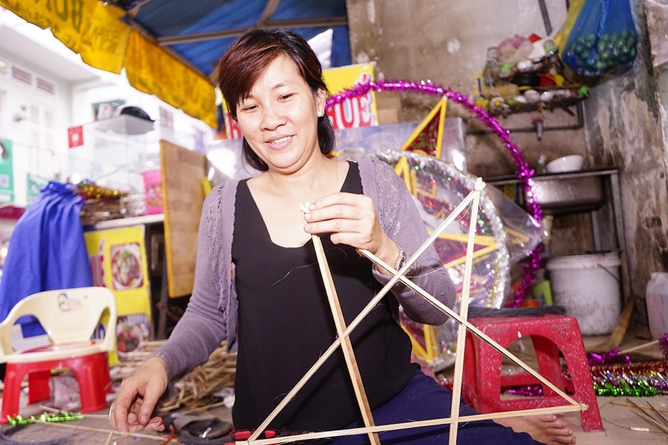 Chị Nguyễn Kim Thu đang xử lý đơn hàng cho một trường mầm non