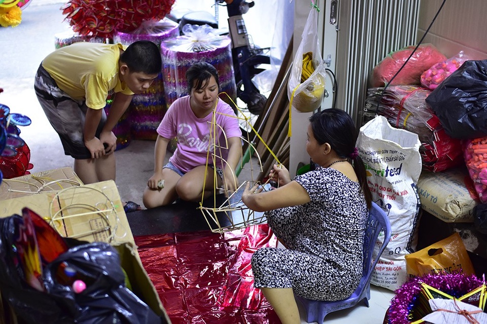 Giá có lên đôi chút nhưng người mua người bán ai nấy đều vui vẻ. Có lẽ đây chính là giá trị vô hình của nét văn hóa truyền thống này