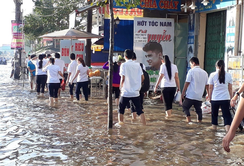 Công nhân may Tây Đô bì bõm lội nước đến chỗ làm