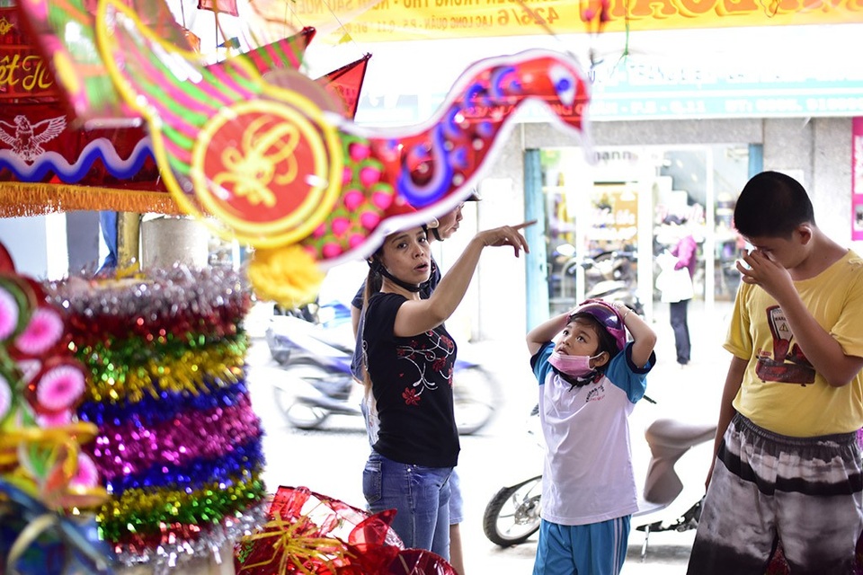 Các em nhỏ giờ cũng chỉ chú tâm đến lồng đèn thủ công…