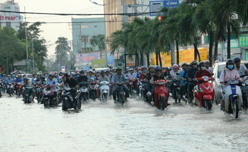 Triều cường dâng cao, đường phố Cần Thơ mênh mông nước - 6