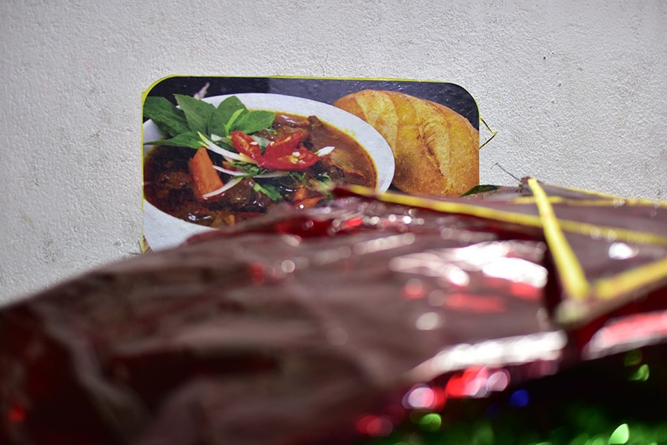 Mấy năm trước, gia đình chị Kim Thu phải bán phụ them bún bò làm kế sinh nhai vì hàng hóa không cạnh tranh được với lồng đèn “công nghệ”