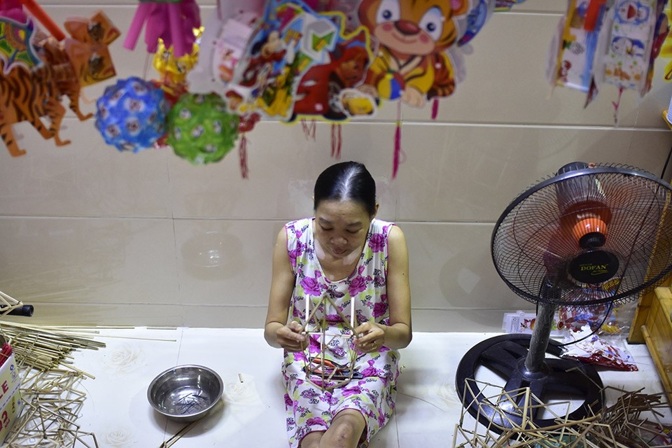 Lồng đèn ngoại nhập vẫn bán nhưng chỉ cầm chừng, ai nấy cũng đều phấn khởi vì dường như lồng đèn truyền thống đã tìm lại được chỗ đứng trong lòng người tiêu dùng