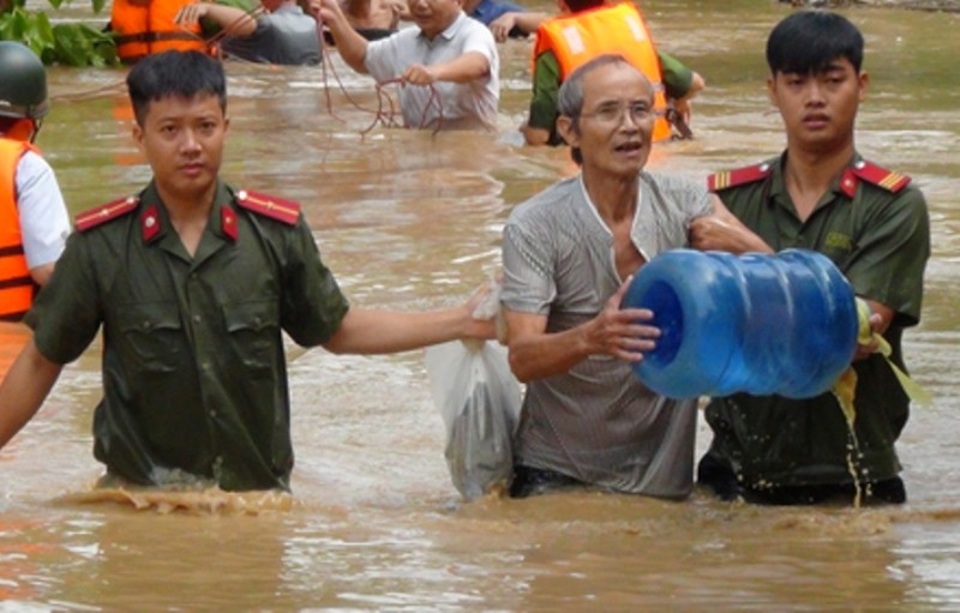 Trung úy Công an gặp nạn trên đường giúp dân phòng chống lũ - 2
Các chiến sĩ Công an Cẩm Thủy giúp dân trong cơn lũ (Ảnh: Mai Hà)