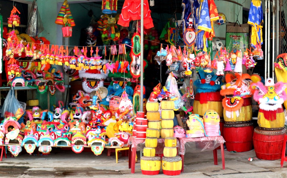 Rộn ràng thị trường đồ chơi Trung thu ở Hội An - 2 Nhiều mặt hàng truyền thống sản xuất trong nước được phụ huynh ưa chuộng hơn