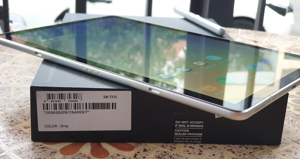 Đập hộp Galaxy Tab S4 với bút S Pen giá 17,9 triệu đồng tại Việt Nam - 7 Đập hộp Galaxy Tab S4 với bút S Pen giá 17,9 triệu đồng tại Việt Nam - 7