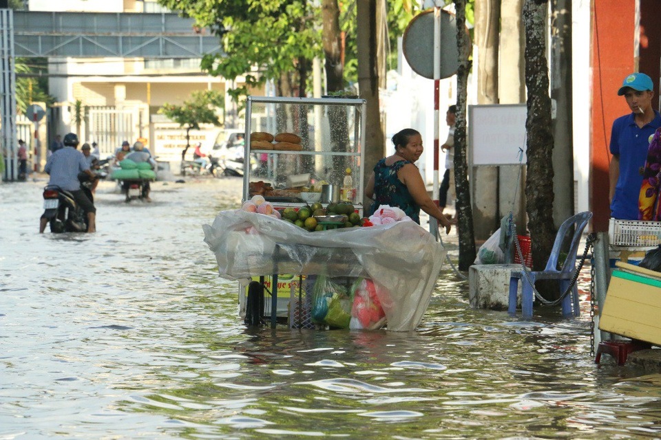 
Theo ghi nhận của PV Dân trí đến gần 9h sáng nay, nước mới rút dần
