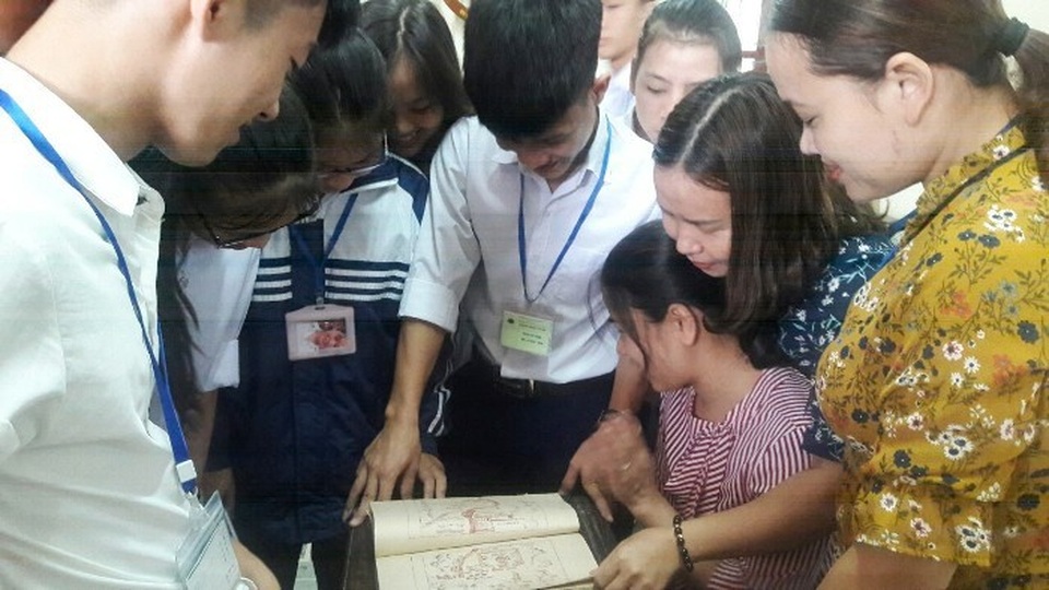 Các em học sinh thích thú với về Di sản tư liệu ký ức thế giới