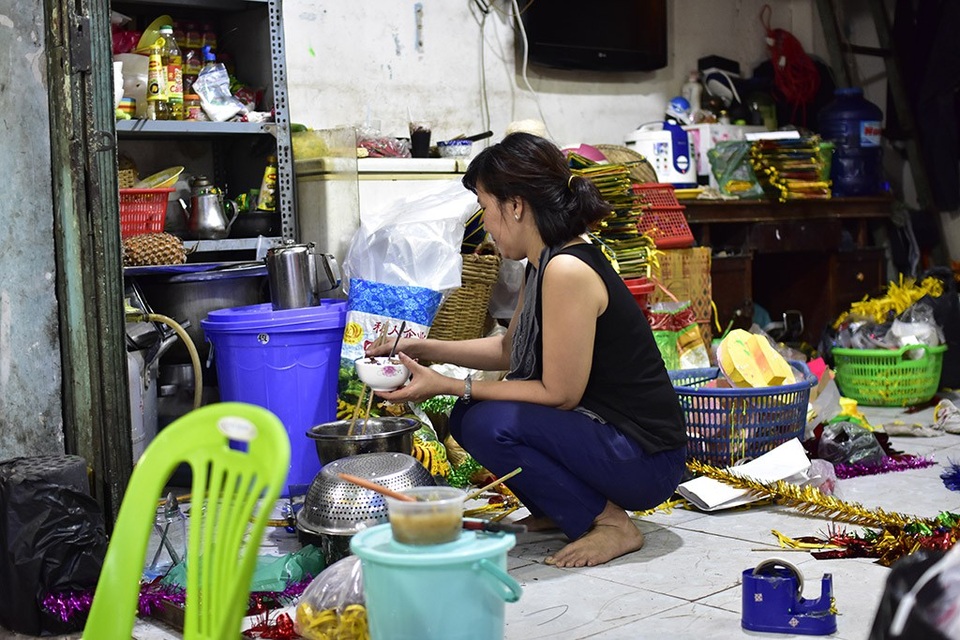 “Nói thư thả vậy thôi chứ hiện tại cũng xiết dữ lắm, toàn làm hàng gấp, chỗ nào cũng mấy trăm cái nên giờ thời gian ăn còn không có”, chị Thu vừa nói vừa lấy một ít thức ăn cho vào chén, những ngày này mọi sinh hoạt đều diễn ra tại xưởng.