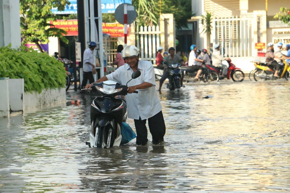 Nhiều đoạn ngập sâu hơn 0,5m, làm xe máy chết máy