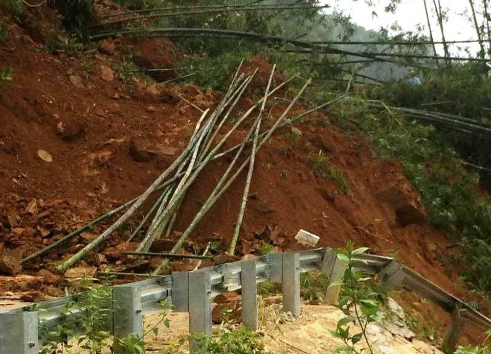 Kinh hãi cảnh lở núi vùi lấp hàng trăm mét quốc lộ 15A - 5 Giao thông hoàn toàn bị tê liệt đoạn qua hiện trường