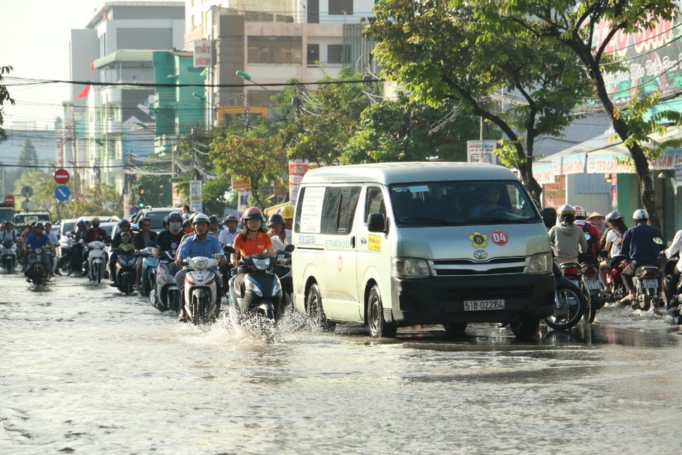 Triều cường dâng cao, đường phố Cần Thơ mênh mông nước - 3