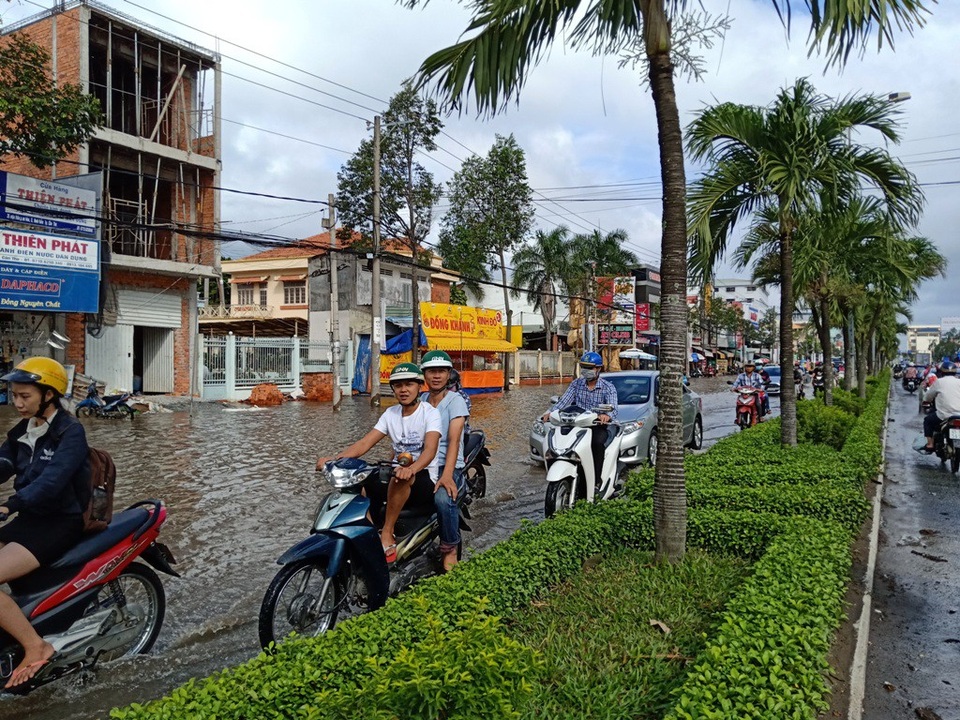 Mấy ngày qua, tuyến đường Mậu Thân (đoạn gần ngã 4 Võ Văn Kiệt) bị ngập sâu nhất