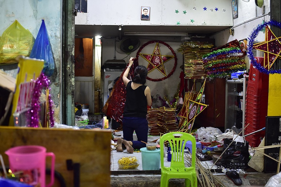 Nguồn nguyên liệu khan hiếm do hút hàng, có thể nhận thấy các xưởng năm nay không bày nhiều đồ như các năm trước. Các chủ hàng đều như “nằm trên đống lửa” vì phải làm cuốn chiếu, có hàng là làm liền và rất sợ bị đứt nguyên liệu