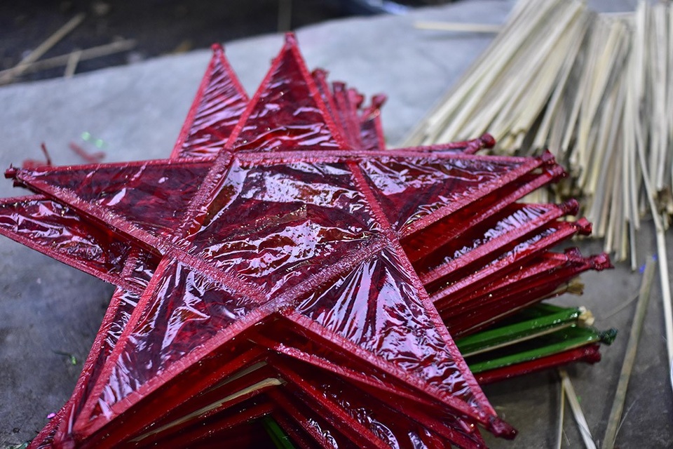 Từ tre cho đến giấy kiếng, dây rua… đều khan hàng và lên giá