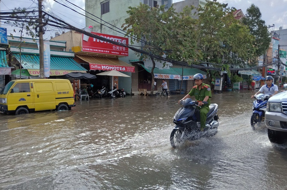 Triều cường dâng cao, đường phố Cần Thơ mênh mông nước - 2