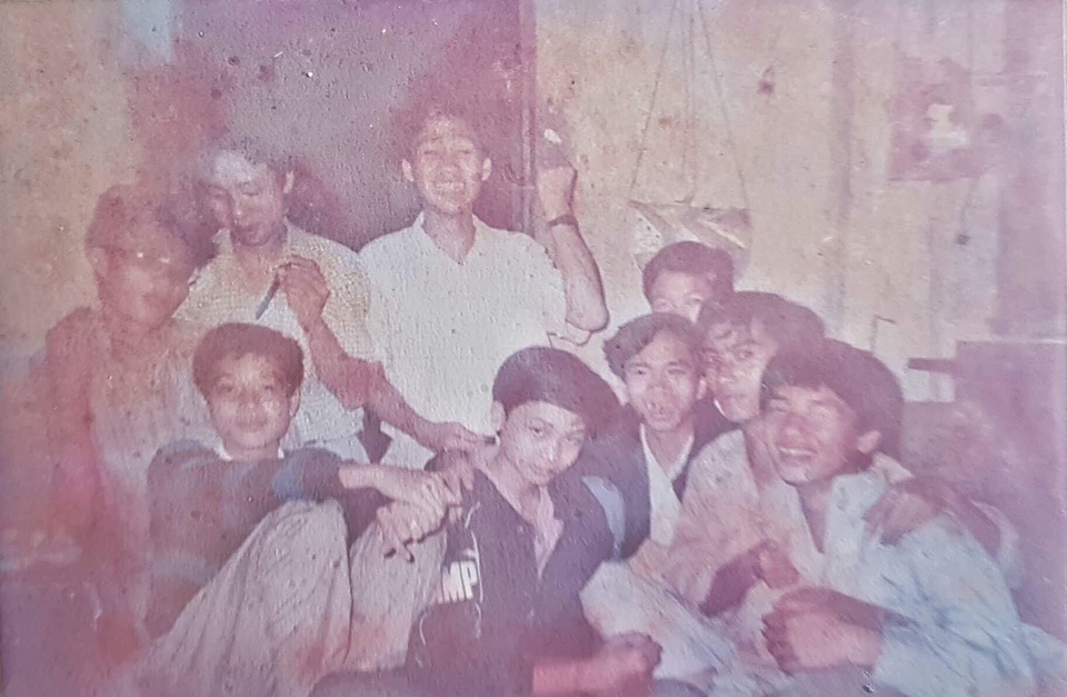 Chia sẻ của anh “thợ sửa xe” khiến GS Hồ Ngọc Đại tự hào hơn cả GS Ngô Bảo Châu - 3
Anh thợ sửa xe và các bạn học cũ thời cấp 2 ở trường Thực nghiệm của GS Hồ Ngọc Đại.