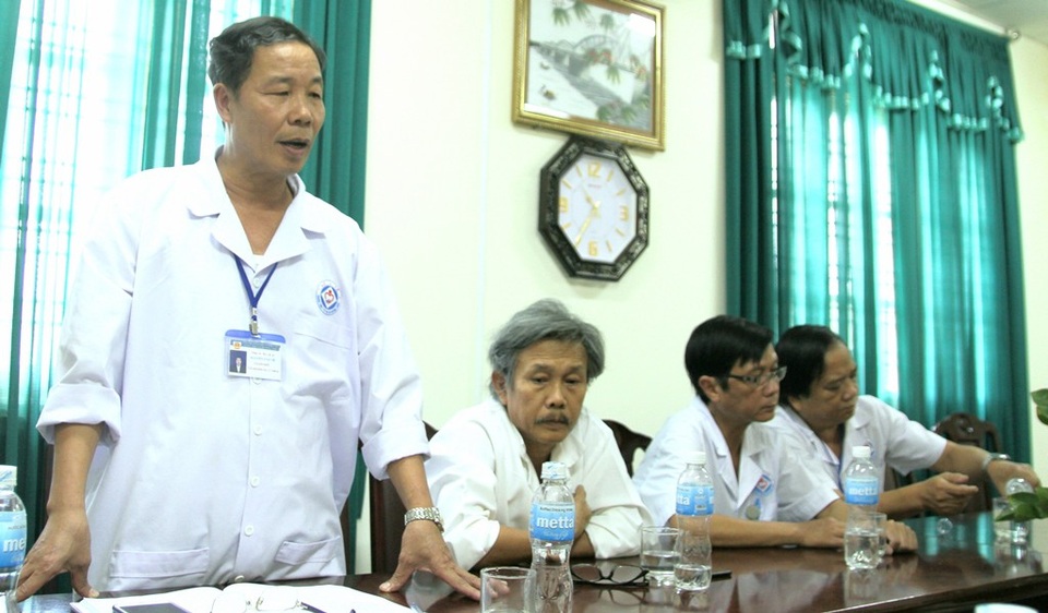 BS CK II. Nguyễn Văn Vỹ, Giám đốc Bệnh viện đa khoa thị xã Hương Thủy (đứng) giải thích về lỗi sai của bệnh viện