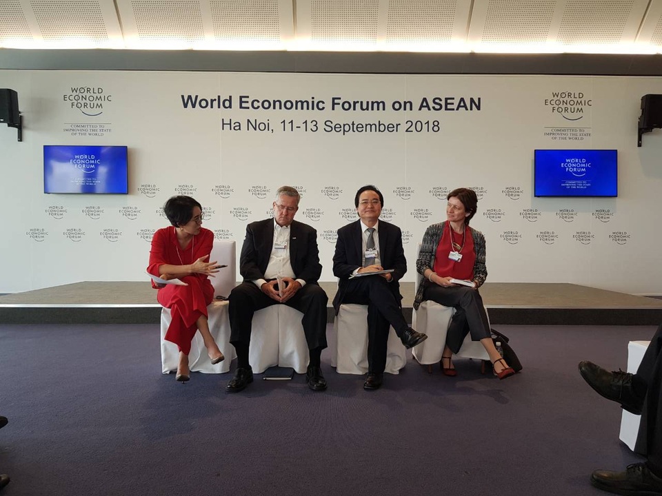 Bộ trưởng Phùng Xuân Nhạ đề xuất chuẩn kỹ năng sử dụng công nghệ thông tin trong khối ASEAN - 1
Bộ trưởng Phùng Xuân Nhạ tham dự tọa đàm “Xây dựng tri thức số trong ASEAN”