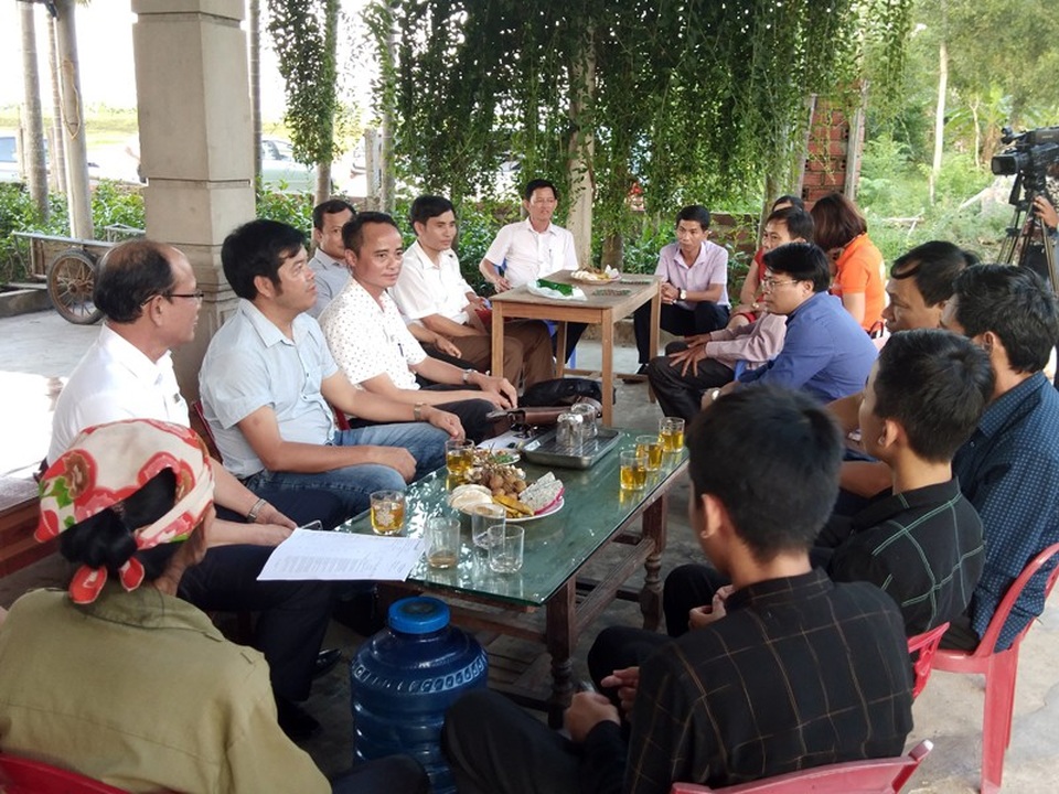 Xúc động tình cảm của bạn đọc báo Dân trí dành cho “cậu học trò đội khăn tang đi thi” - 2 Xúc động tình cảm của bạn đọc báo Dân trí dành cho “cậu học trò đội khăn tang đi thi” - 2