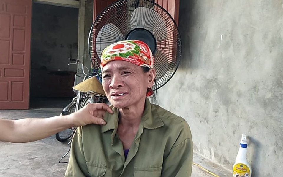 Xúc động tình cảm của bạn đọc báo Dân trí dành cho “cậu học trò đội khăn tang đi thi” - 3
Bà Cương (bà nội của anh em Duy) nghẹn ngào xúc động trước tình cảm của cộng đồng dành cho hai cháu mồ côi.