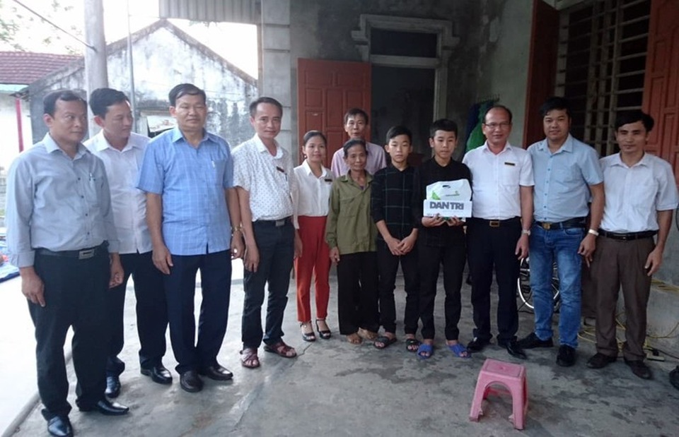 Xúc động tình cảm của bạn đọc báo Dân trí dành cho “cậu học trò đội khăn tang đi thi” - 5
Duy cùng em trai tiếp nhận số tiền 187.400.000 đồng của bạn đọc báo Dân trí sẻ chia, giúp đỡ.