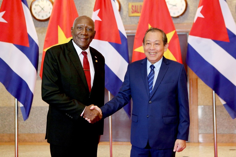 Cuba trân trọng tình đoàn kết và sự ủng hộ nhất quán của Việt Nam - 1 Phó Thủ tướng Trương Hòa Bình và Phó Chủ tịch Thứ nhất Hội đồng Nhà nước và Hội đồng Bộ trưởng Salvador Valdés Mesa
