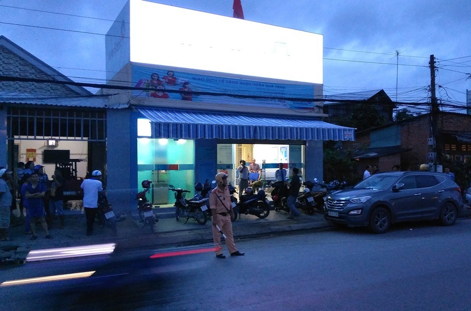 Tiền Giang đang truy bắt tên cướp ngân hàng - 2 Đến 19h cùng ngày cơ quan chức năng vẫn đang tiếp tục lấy lời khai và huy động trinh sát để truy đuổi, bắt giữ đối tượng