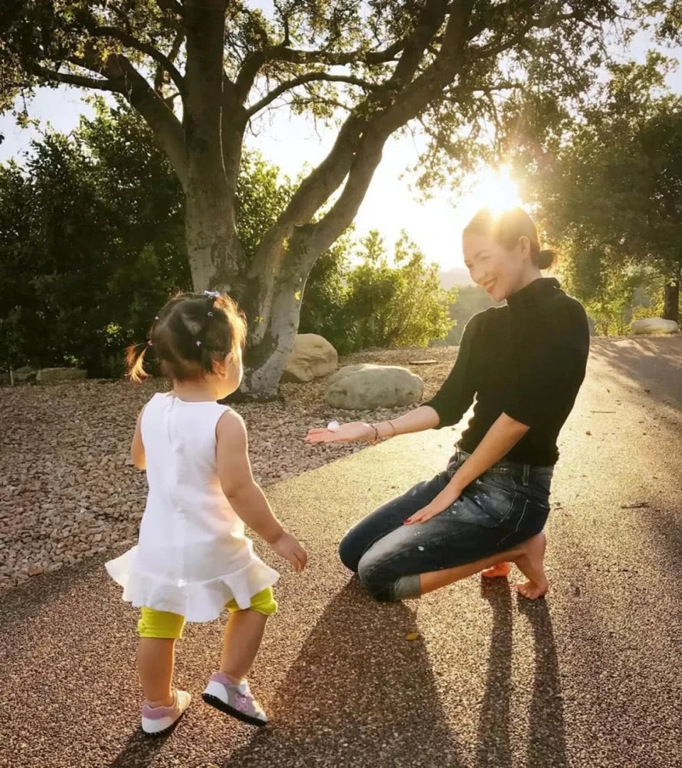 Chương Tử Di tái xuất xinh đẹp và quyến rũ - 11
Con gái của Chương Tử Di hiện được 3 tuổi và khá bụ bẫm, đáng yêu.