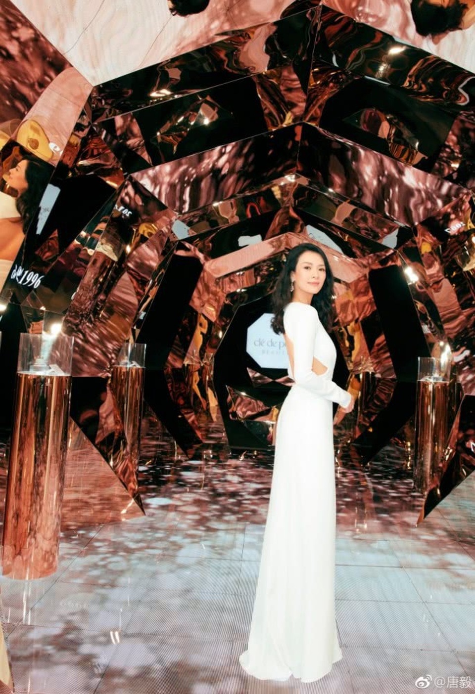 Chương Tử Di tái xuất xinh đẹp và quyến rũ - 8
Cuộc hôn nhân viên mãn với Uông Phong khiến Chương Tử Di ngày càng trẻ đẹp và quyến rũ! Nhiều fan đã dành tặng những lòi khen ngợi về nhan sắc ngày càng mặn mà của Chương Tử Di khi xem những hình ảnh mới nhất của cô.