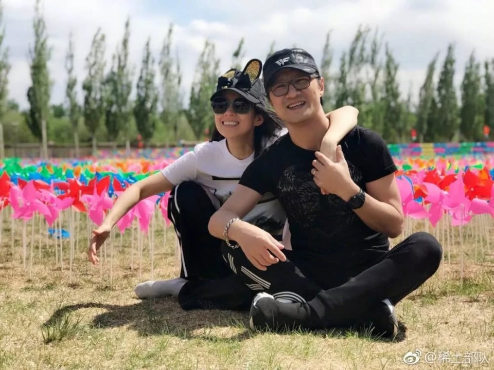 Chương Tử Di tái xuất xinh đẹp và quyến rũ - 9
Chương Tử Di và ông xã Uông Phong không chỉ là bạn đời mà còn là đồng nghiệp thân thiết. Trên trang cá nhân, Chương Tử Di rất hay khoe hình ảnh cô và chồng con trong các chuyến du lịch của gia đình.