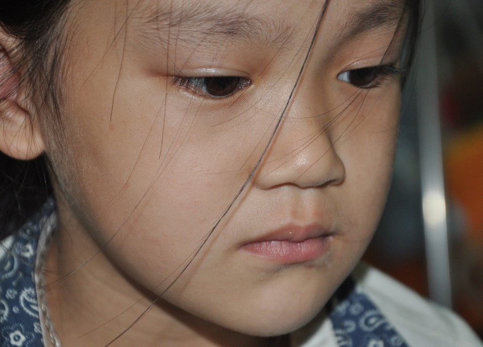 Bé Diệu Thảo (7 tuổi) lo lắng khi bố bệnh, mẹ thì bỏ em đi khi em mới 1 tuổi.