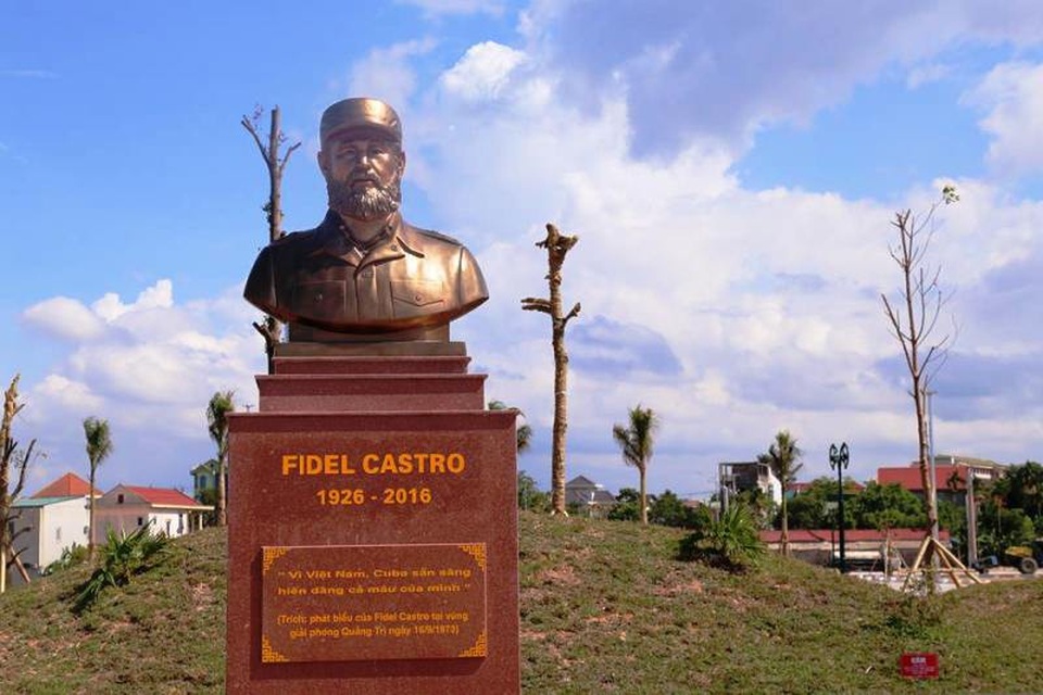 Công viên lớn nhất TP Đông Hà chính thức mang tên lãnh tụ Cuba Fidel Castro - 2 Bức tượng bán thân với câu nói nổi tiếng của lãnh tụ Fidel Castro: “Vì Việt Nam, Cuba sẵn sàng hiến dâng cả máu của mình”.