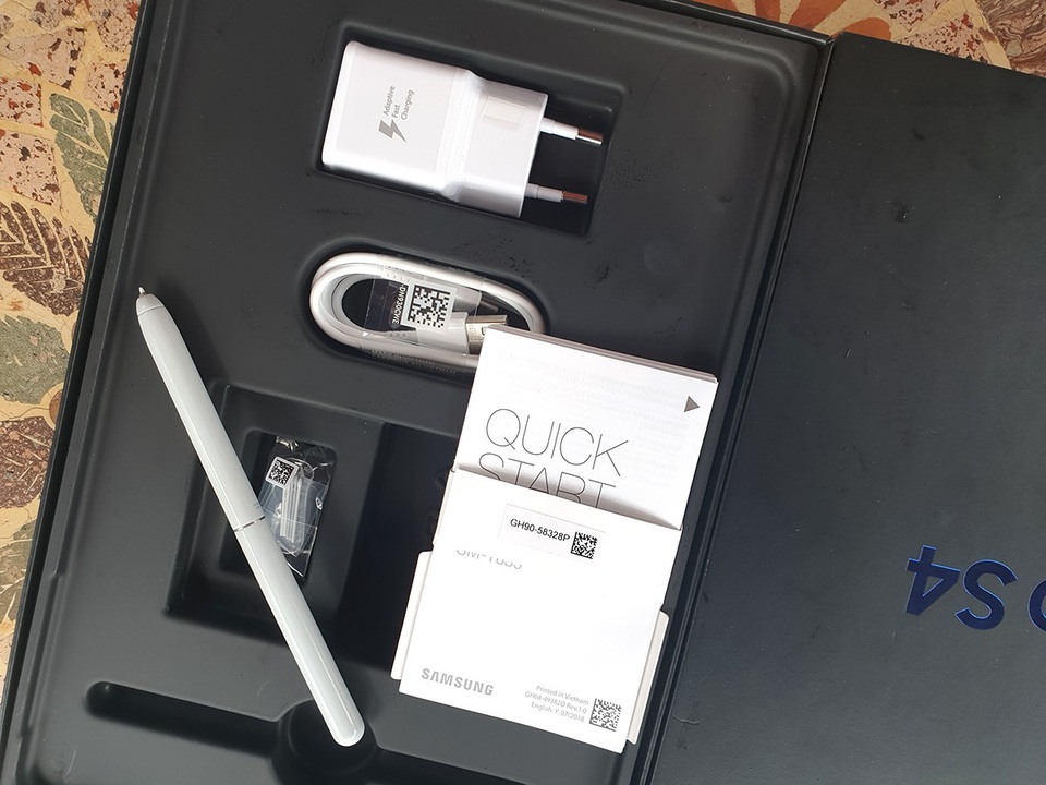 Đập hộp Galaxy Tab S4 với bút S Pen giá 17,9 triệu đồng tại Việt Nam - 2 Đập hộp Galaxy Tab S4 với bút S Pen giá 17,9 triệu đồng tại Việt Nam - 2