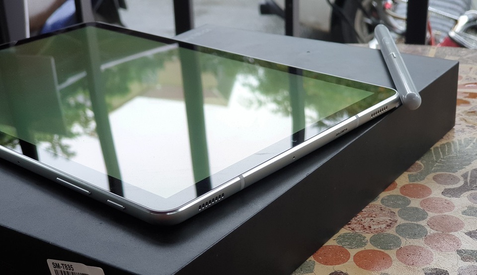 Đập hộp Galaxy Tab S4 với bút S Pen giá 17,9 triệu đồng tại Việt Nam - 4 Đập hộp Galaxy Tab S4 với bút S Pen giá 17,9 triệu đồng tại Việt Nam - 4