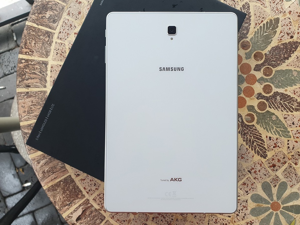 Đập hộp Galaxy Tab S4 với bút S Pen giá 17,9 triệu đồng tại Việt Nam - 3 Đập hộp Galaxy Tab S4 với bút S Pen giá 17,9 triệu đồng tại Việt Nam - 3