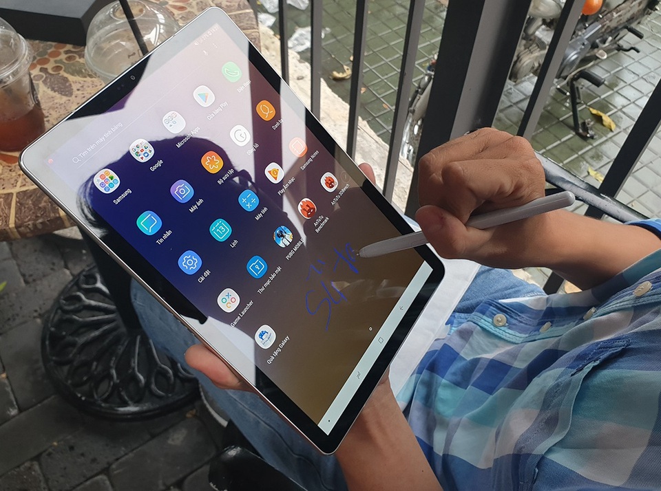 Đập hộp Galaxy Tab S4 với bút S Pen giá 17,9 triệu đồng tại Việt Nam - 9 Đập hộp Galaxy Tab S4 với bút S Pen giá 17,9 triệu đồng tại Việt Nam - 9